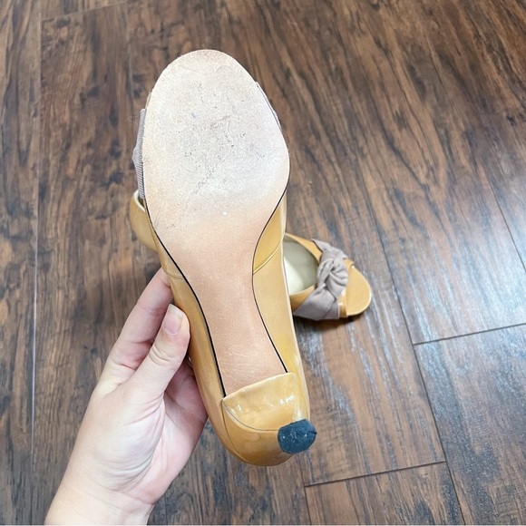 Stuart Weitzman • Turalu pumps heels tan patent leather grosgrain knot peep toe - Picture 11 of 12